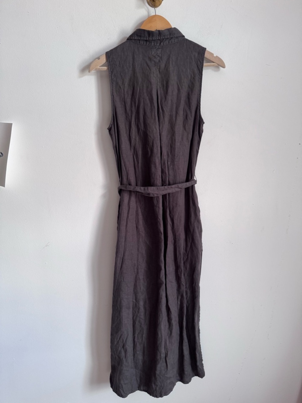 Faherty Sleeveless Button-Front Midi Dress in Charcoal - Picture 10 of 12